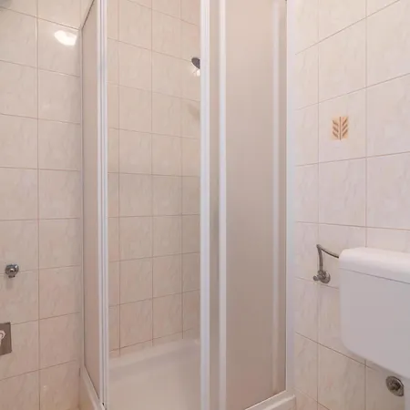 Josipa アパート マンドレ