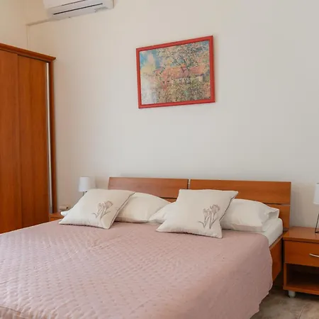 アパート Josipa マンドレ