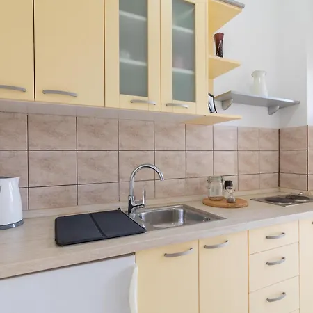 Josipa アパート マンドレ